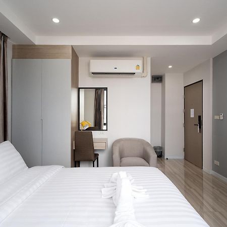 The Riski Hotel At Bangphlat Station Sha Bangkok Exterior photo