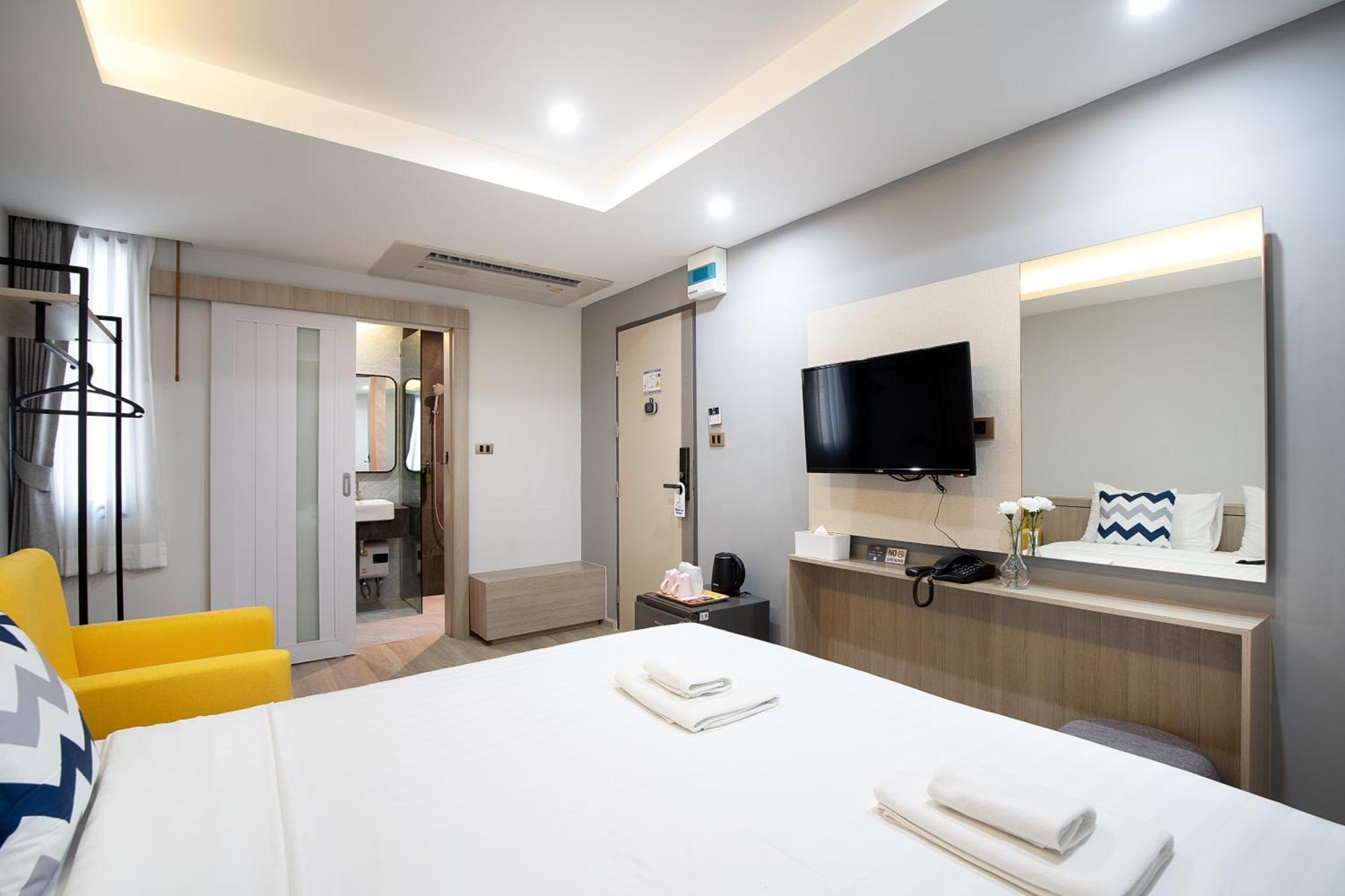 The Riski Hotel At Bangphlat Station Sha Bangkok Exterior photo