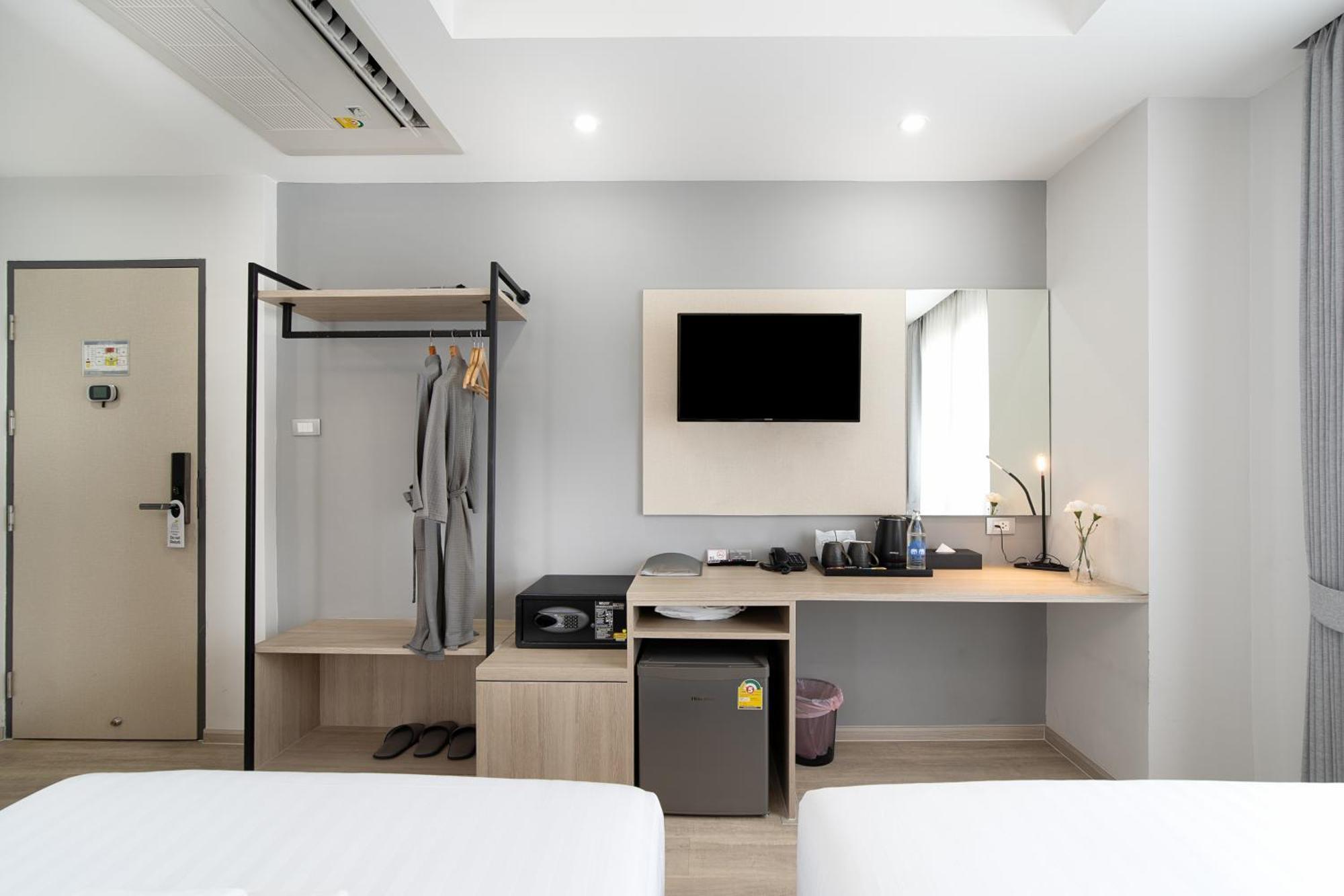 The Riski Hotel At Bangphlat Station Sha Bangkok Exterior photo