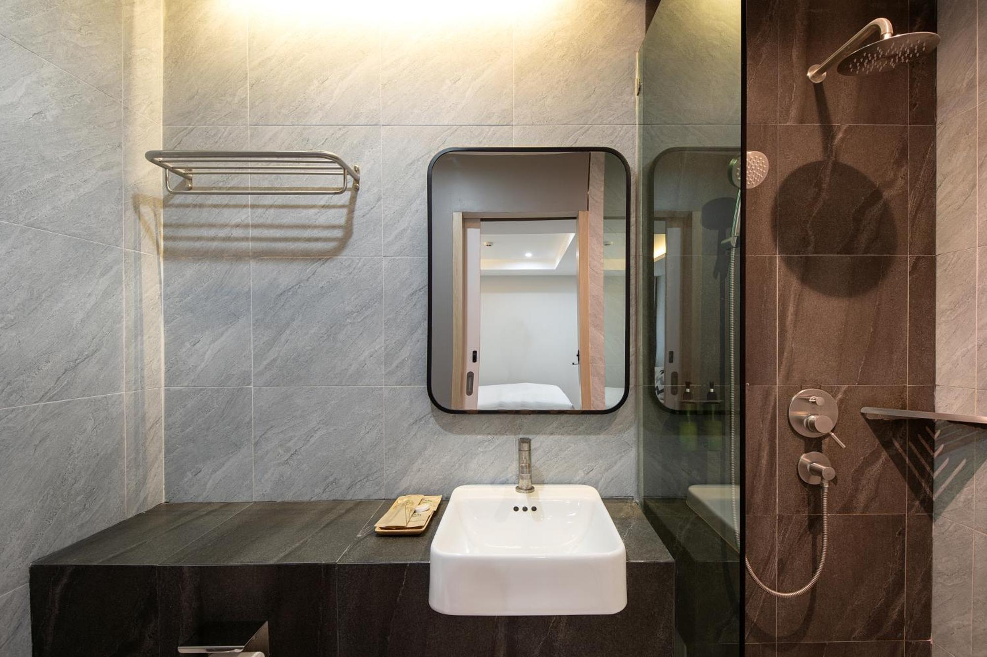 The Riski Hotel At Bangphlat Station Sha Bangkok Exterior photo