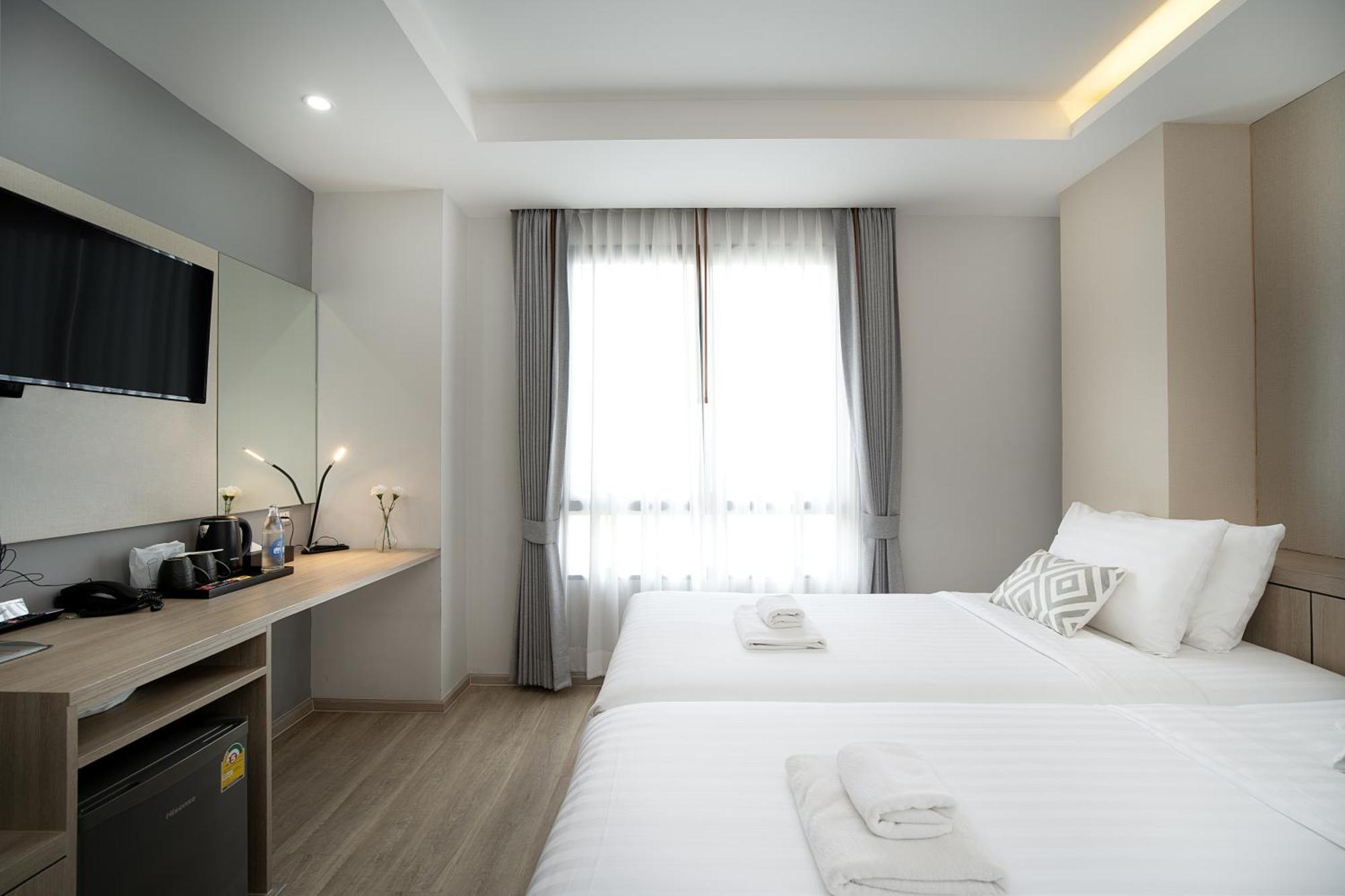 The Riski Hotel At Bangphlat Station Sha Bangkok Exterior photo