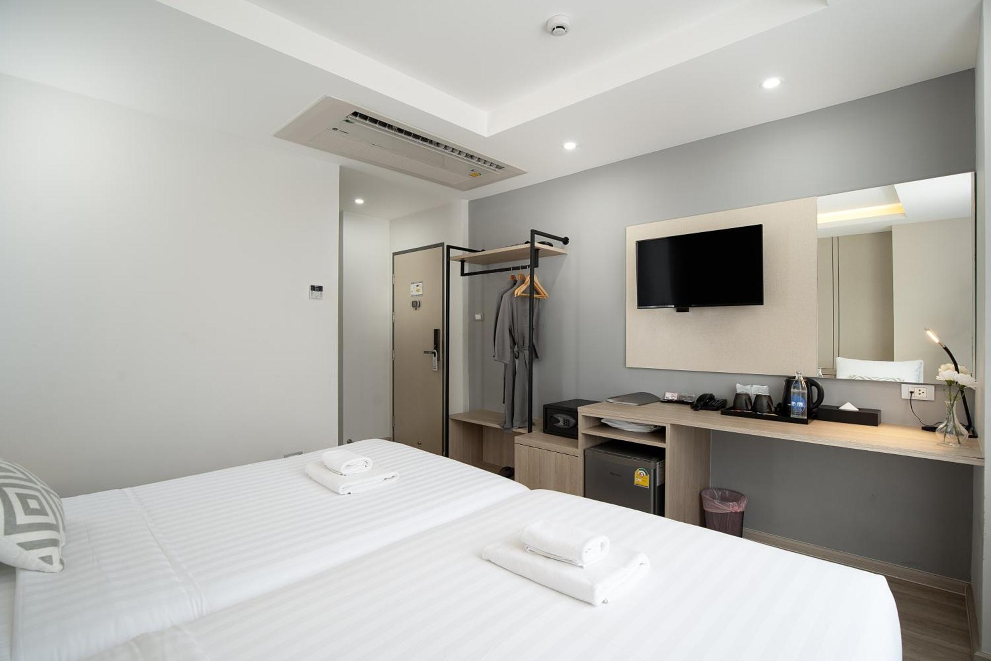 The Riski Hotel At Bangphlat Station Sha Bangkok Exterior photo