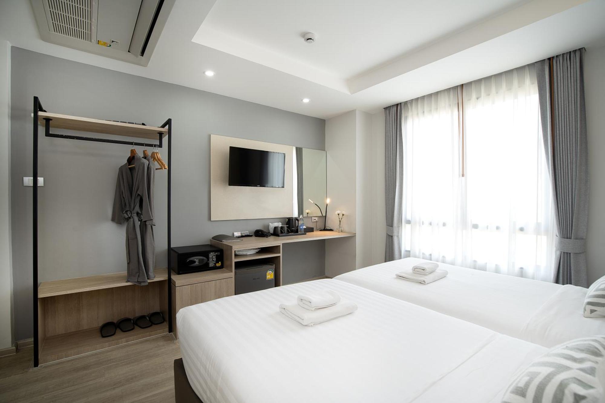 The Riski Hotel At Bangphlat Station Sha Bangkok Exterior photo