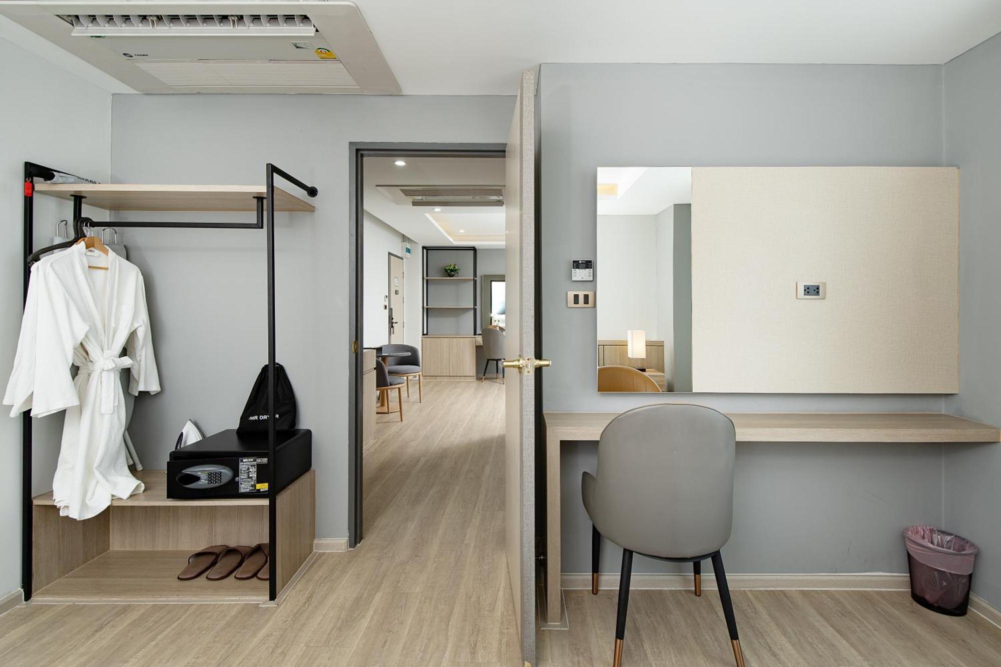 The Riski Hotel At Bangphlat Station Sha Bangkok Exterior photo