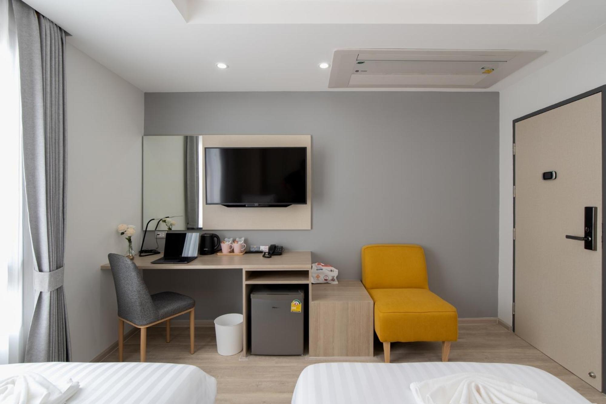 The Riski Hotel At Bangphlat Station Sha Bangkok Exterior photo