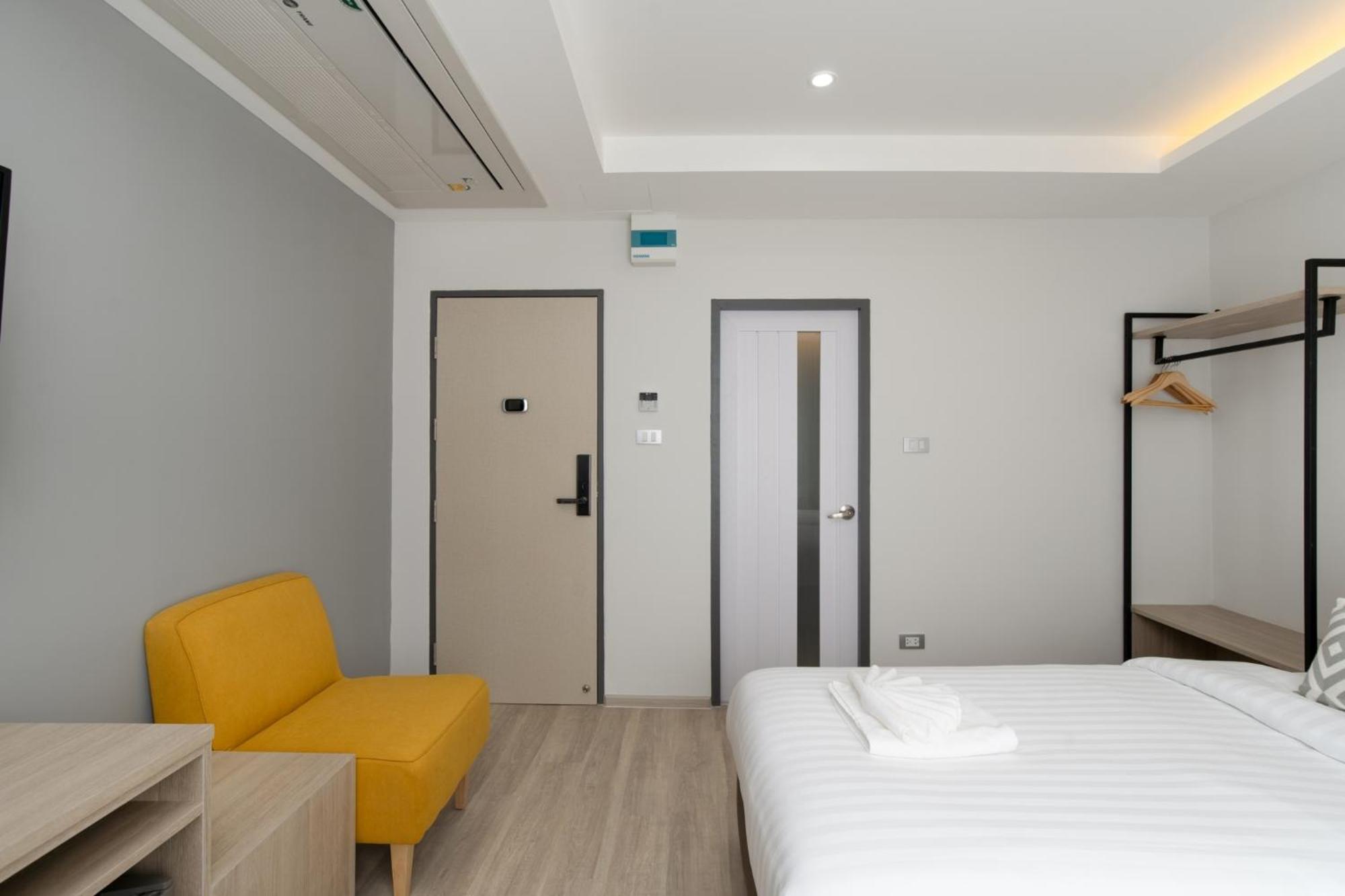 The Riski Hotel At Bangphlat Station Sha Bangkok Exterior photo