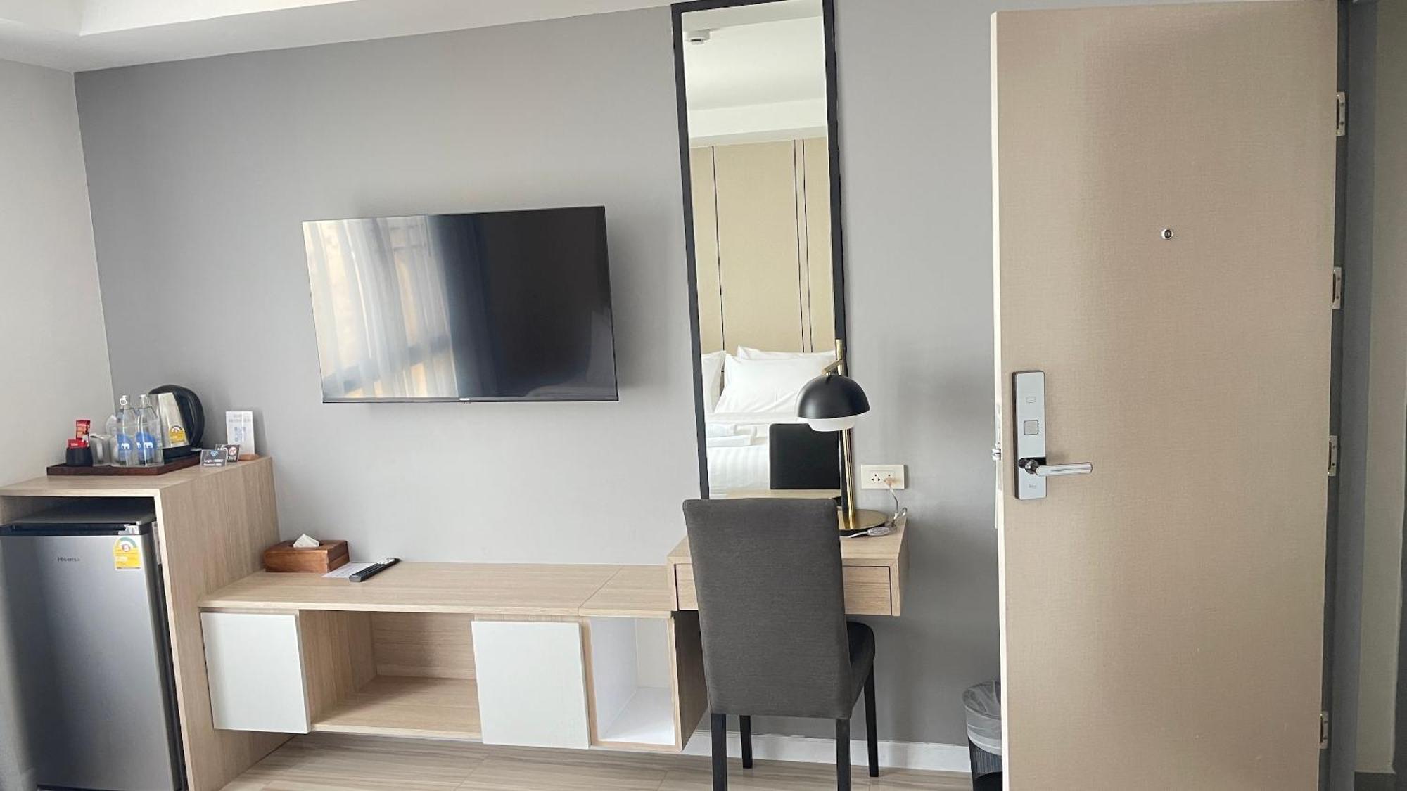 The Riski Hotel At Bangphlat Station Sha Bangkok Room photo