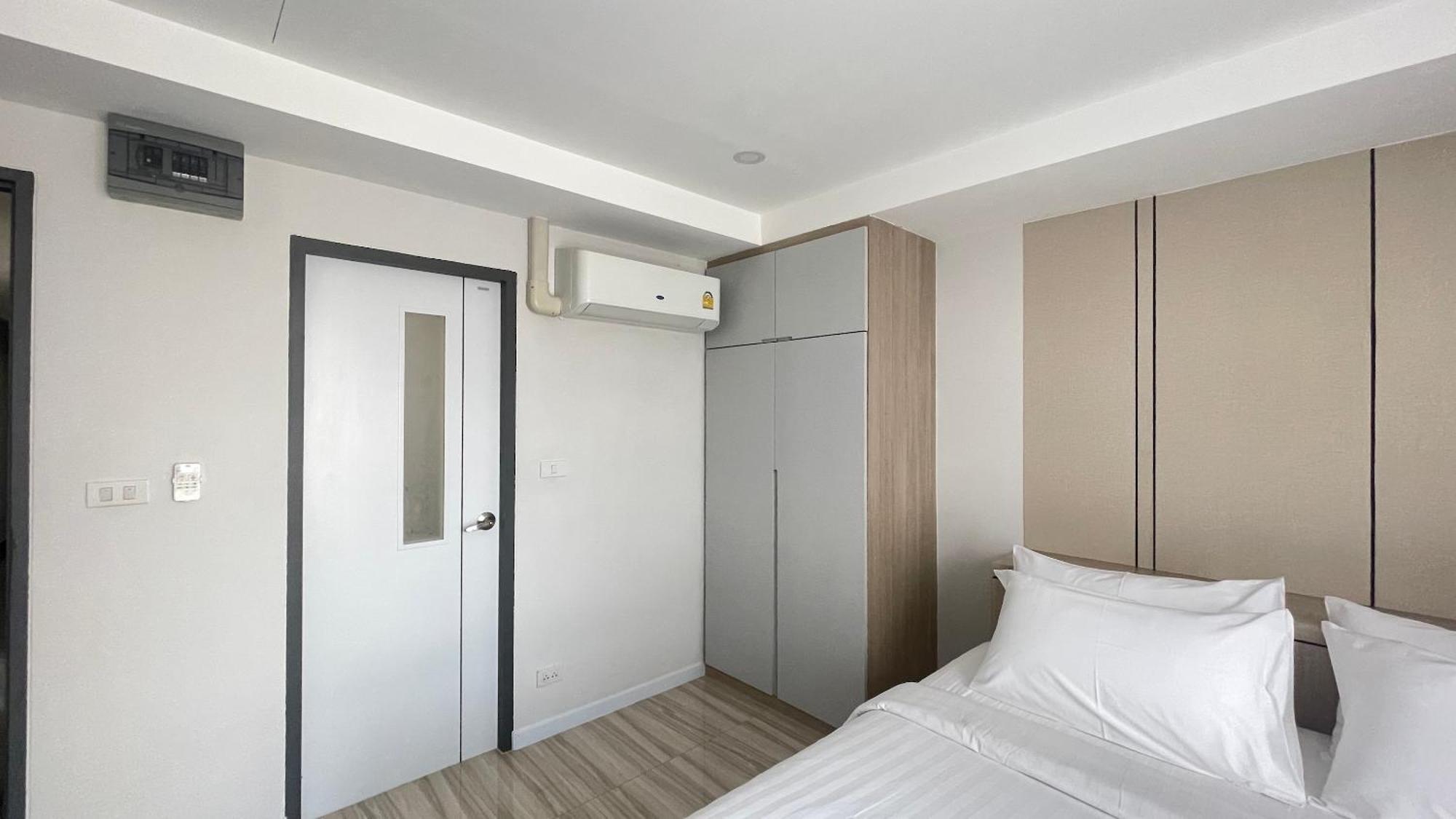 The Riski Hotel At Bangphlat Station Sha Bangkok Room photo