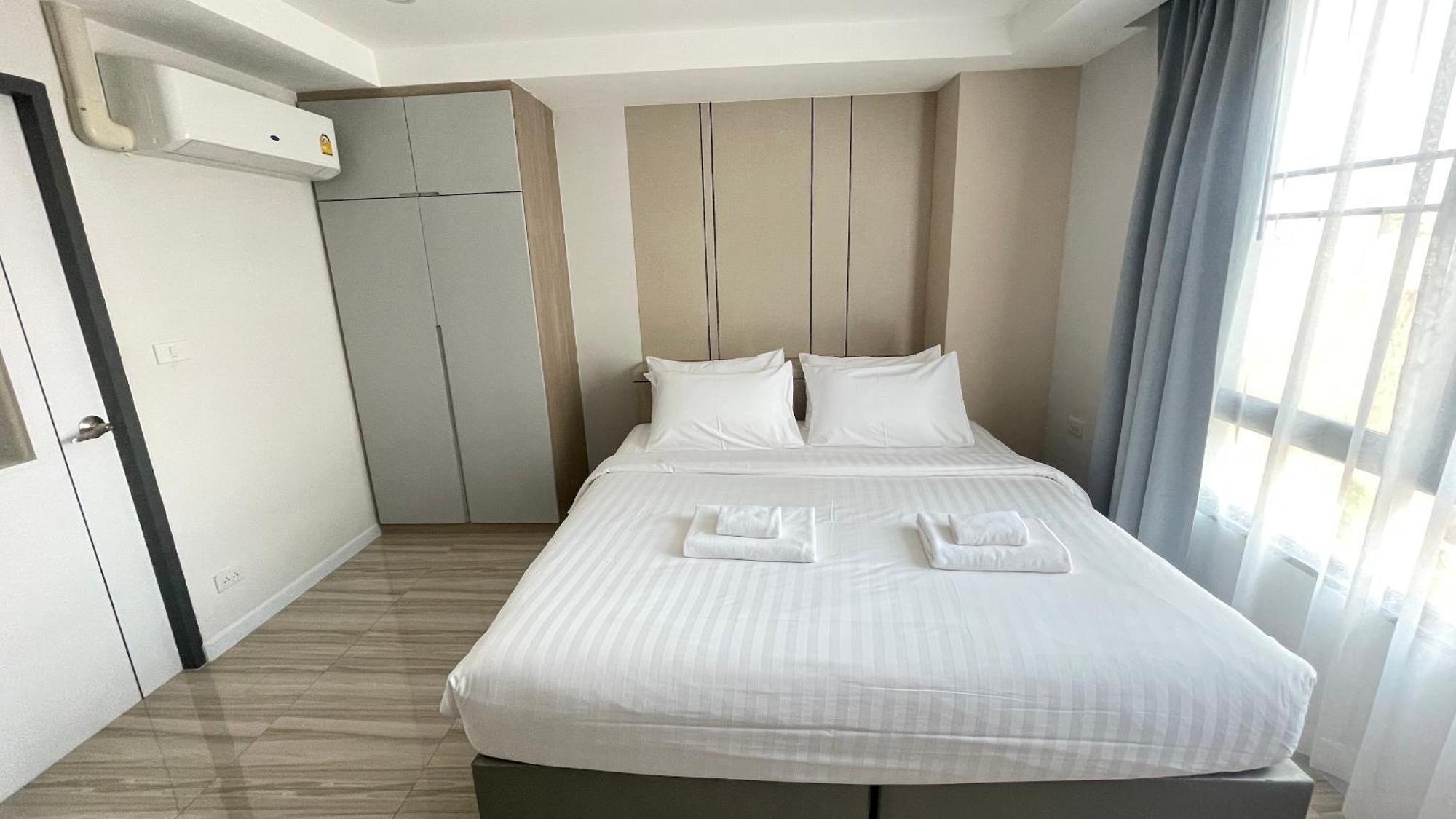 The Riski Hotel At Bangphlat Station Sha Bangkok Room photo