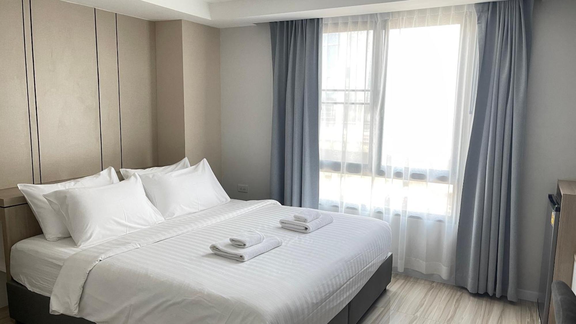 The Riski Hotel At Bangphlat Station Sha Bangkok Room photo
