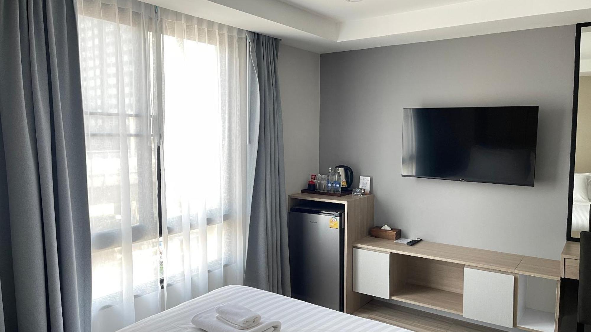 The Riski Hotel At Bangphlat Station Sha Bangkok Room photo