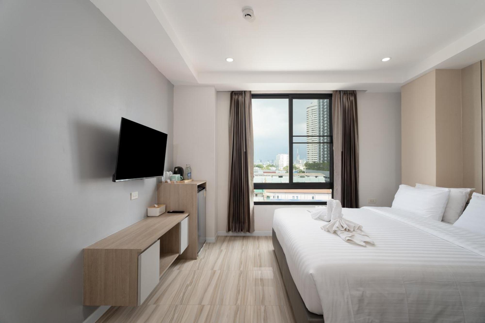 The Riski Hotel At Bangphlat Station Sha Bangkok Exterior photo
